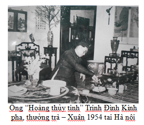 Text Box:  Ông “Hoàng thủy tinh” Trịnh Đình Kínhpha, thưởng trà – Xuân 1954 tai Hà nội